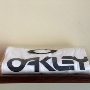 White OAKLEY Tee Shirt - Unworn.